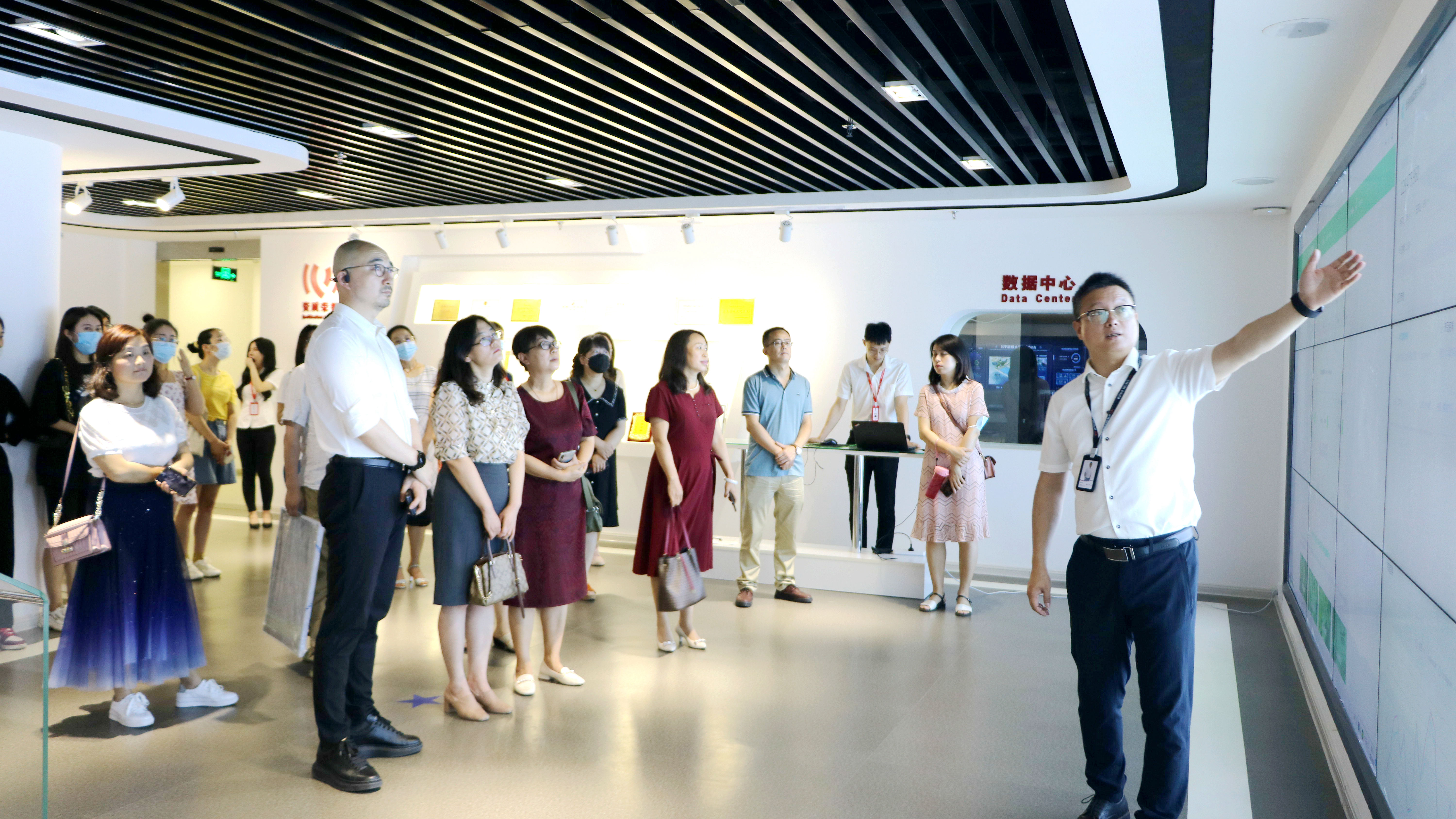 3田虹霞一行参观公司大数据与人工智能展厅.jpg